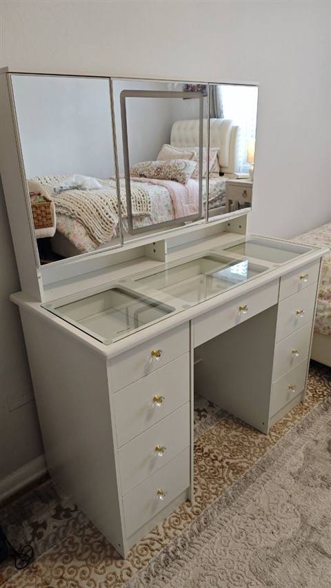 Vanity desk with mirror